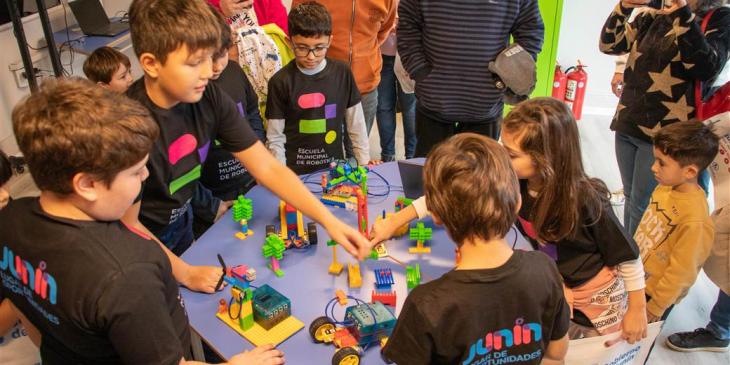 Foto con alumnos de escuela de robótica