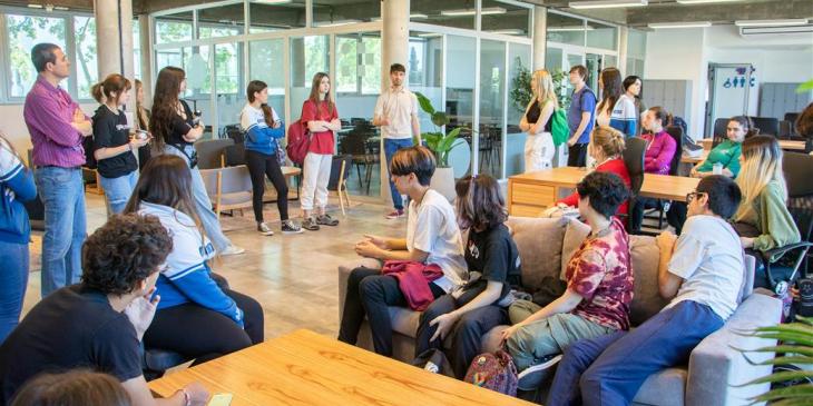 alumnos precensiando charla en el coworking