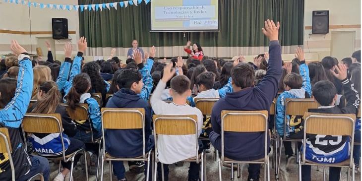Charla uso responsable de redes sociales